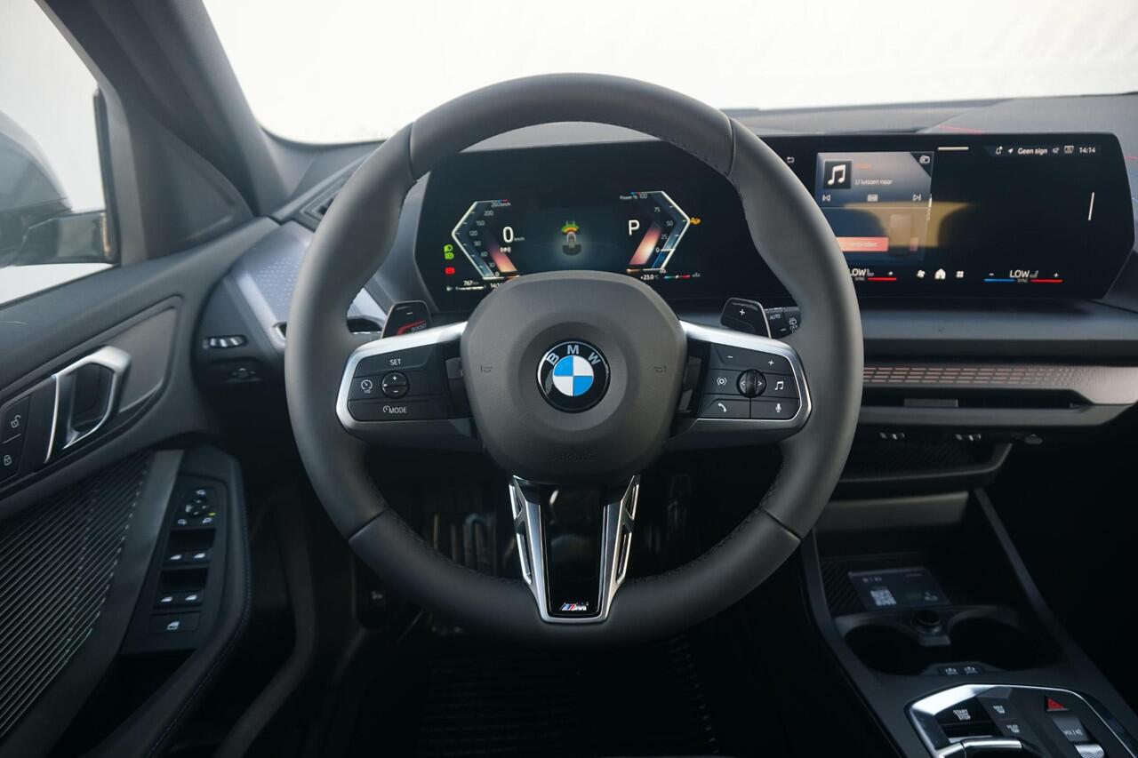 BMW 1-SERIE 120 M Sport Pro | Comfort Access / Elektrisch verwarmde voorstoelen / Sportstoelen / Achteruitrijcamera