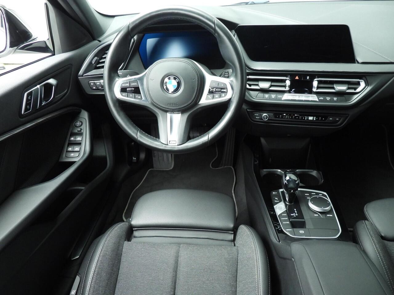 BMW 1-SERIE 5-deurs 118i | LED | Navigatie | Sportstoelen | Clima | Cruise controle | PDC | DAB | Alu 17 inch