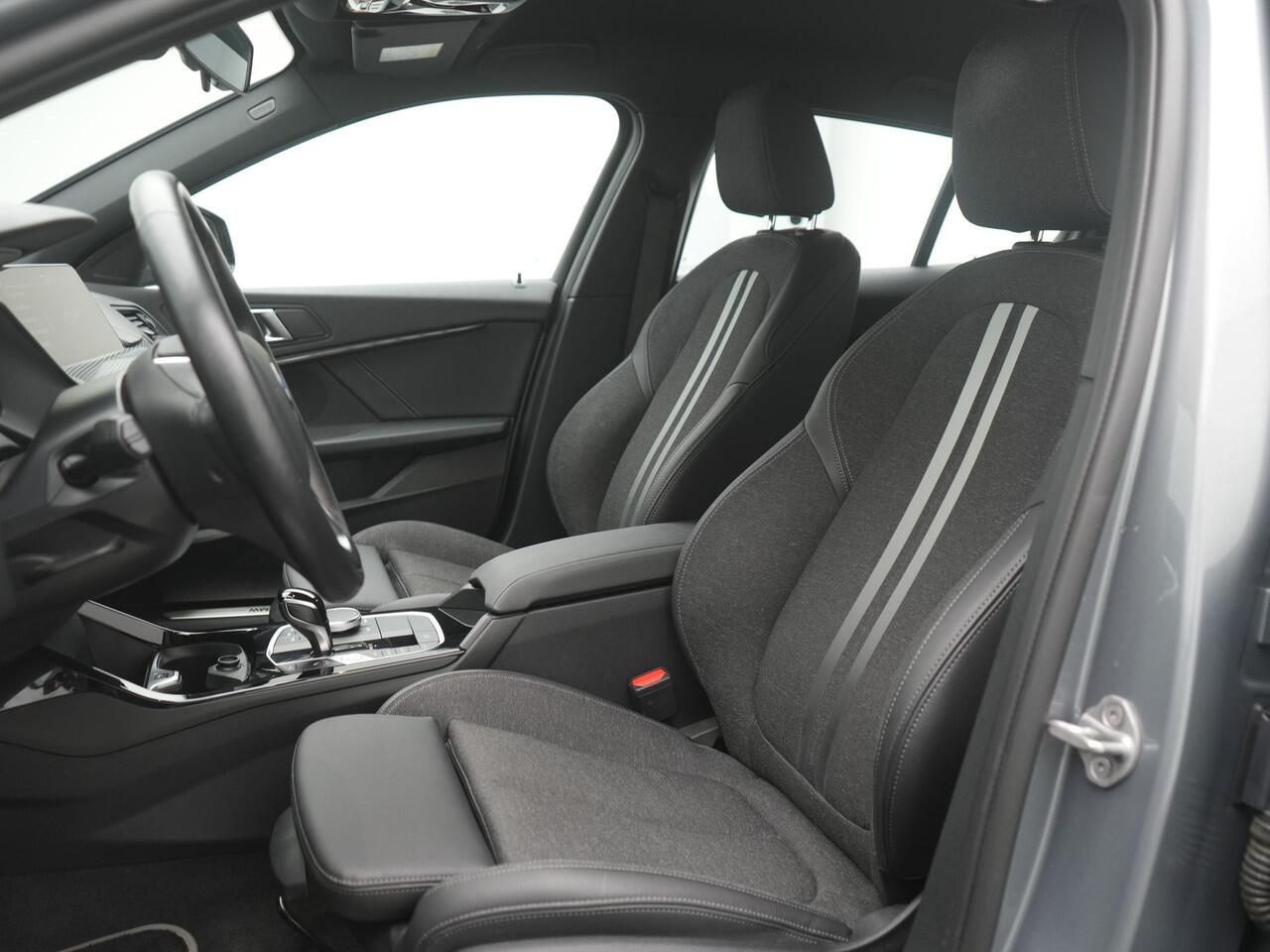 BMW 1-SERIE 118i - RIJKLAARPRIJS - Automaat - Achteruitrijcamera - All Seasonbanden - Stoel- en Stuurverwarming