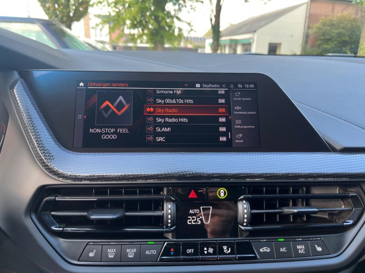 BMW 1-SERIE 120I HIGH EXECUTIVE AUTOMAAT M-PAKKET / NAVI / DAB / 17'' LMV