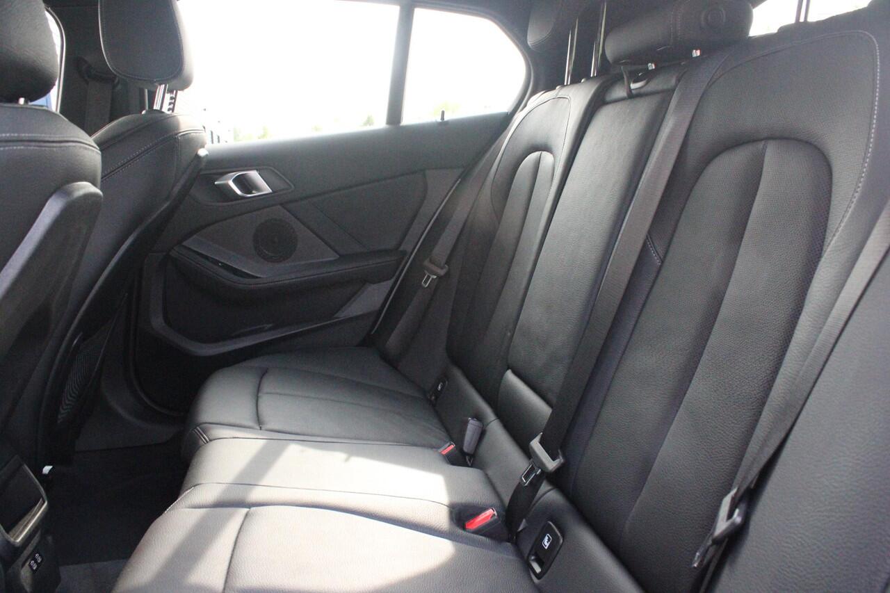 BMW 1-SERIE 118i 136PK INTRODUCTION EDITION M-SPORT | PANORAMISCH SCHUIF/KANTEL DAK | SHADOW LINE PAKKET | SFEER VERLICHTING | LEDEREN BEKLEDING "DAKOTA GEPERFOREERD" | ACHTERUITRIJ CAMERA | PARKEERSENSOREN VOOR EN ACHTER | ALARM | STOEL VERWARMING | DRAADLOZE APPLE 