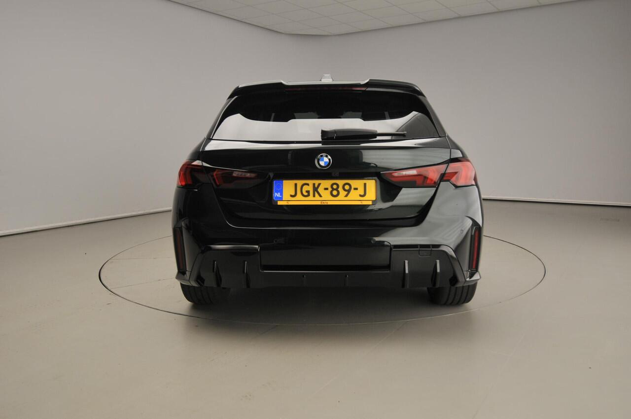 BMW 1-SERIE 5-deurs 120 M Sportpakket / Electrische stoelverstelling / Head-up / Getint glas / LED / Park assist / Panoramadak / Harman-Kardon / Alu 19 inch