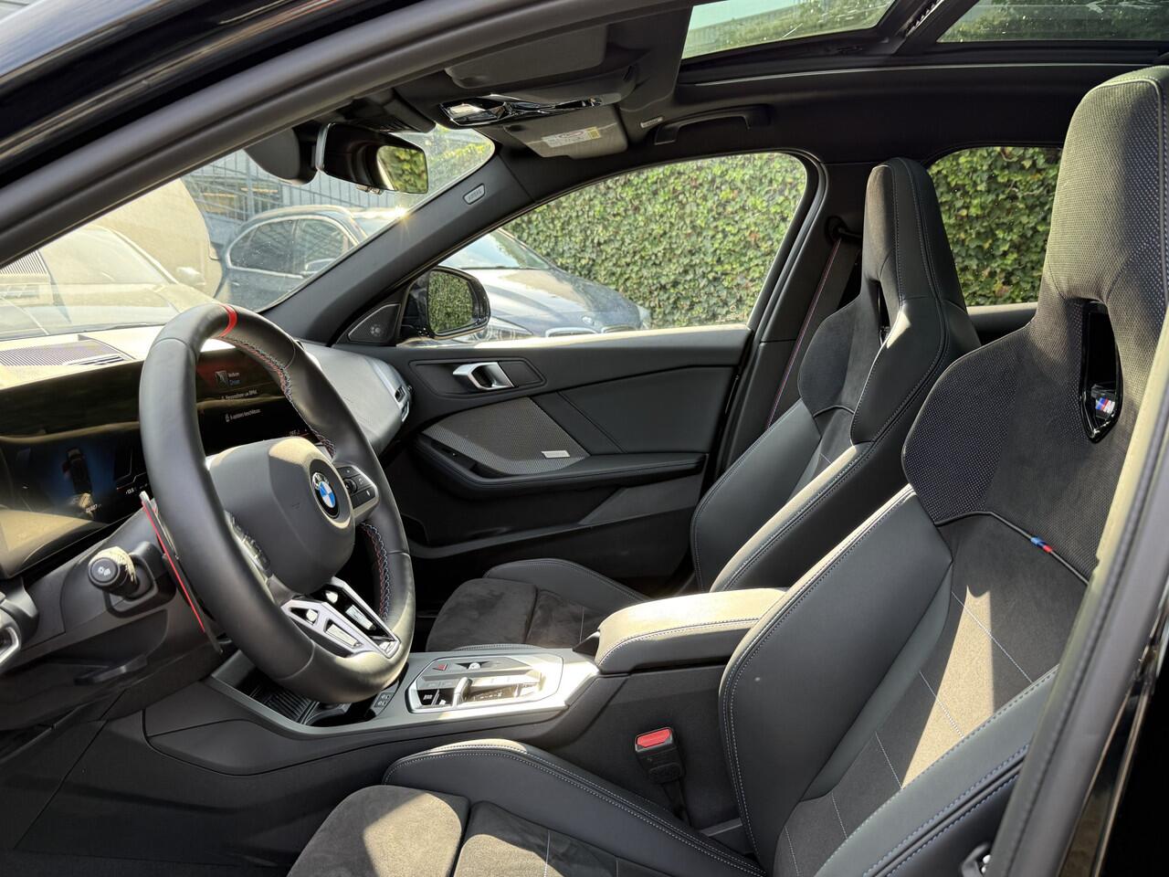 BMW 1-SERIE M135 xDrive | M-Sport Pro | 19'' | Panorama | Stuur + Stoelverw. | Harman/Kardon
