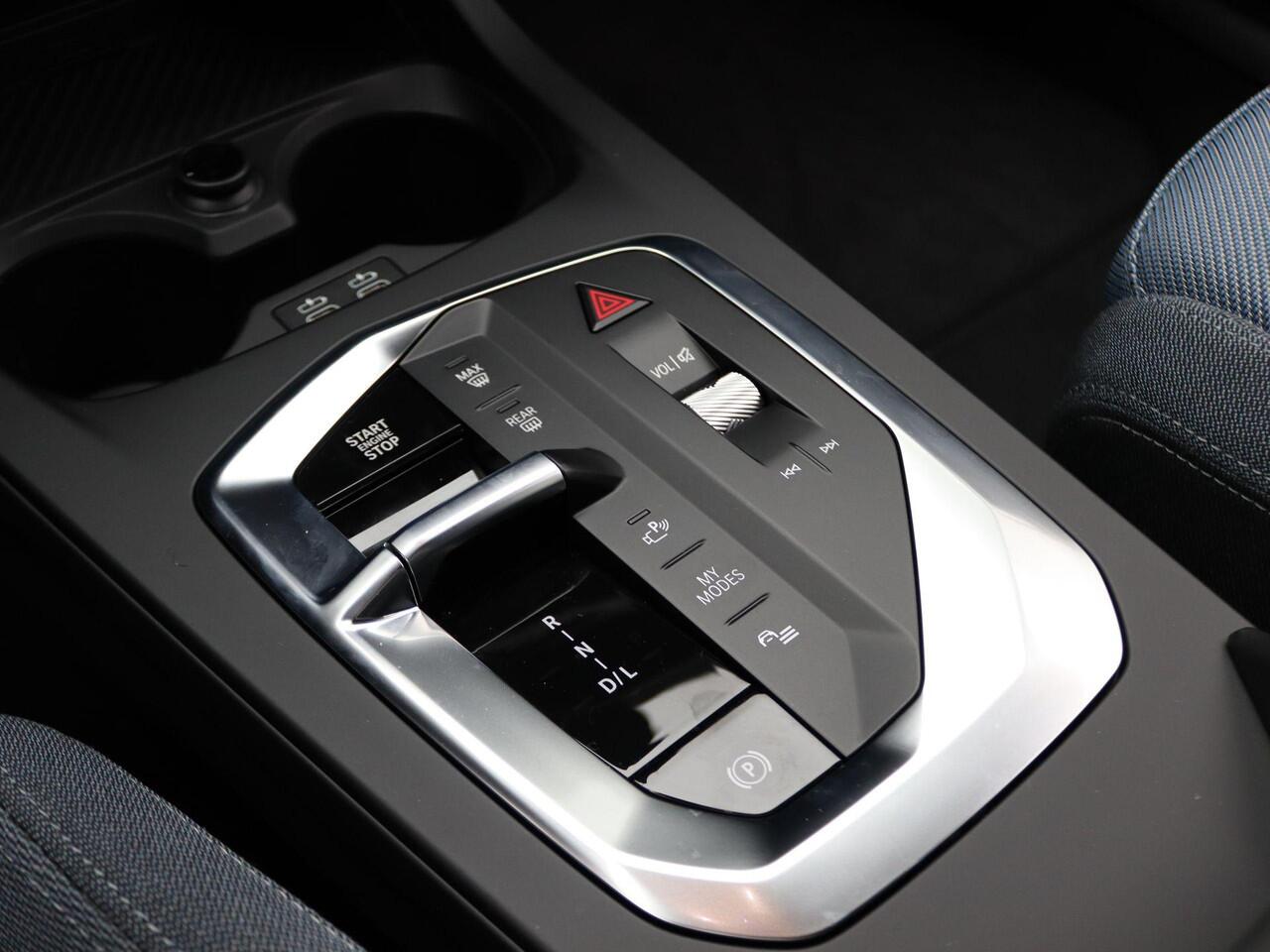 BMW 1-SERIE 120 M Sport Design | Premium Pack | Stuurwielrand Verwarmd | Achteruitrijcamera | Driving Assistant | Parking Assistant | Harman Kardon | 18''