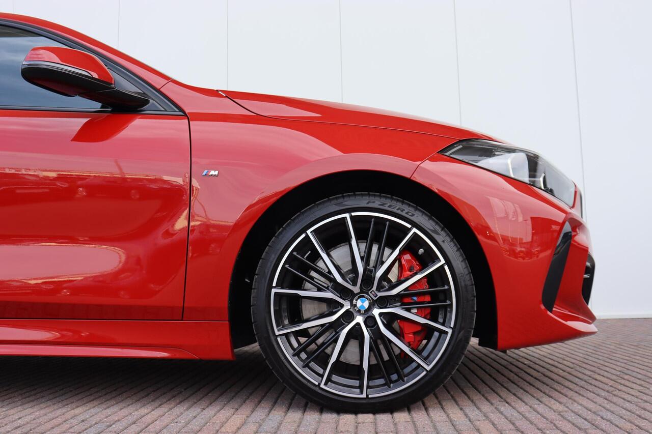 BMW 1-SERIE 118i M Sportpakket Pro/ Sportstoelen/ Stoelverwarming/ Cruise Control/ Getint Glas/ 19" LMV