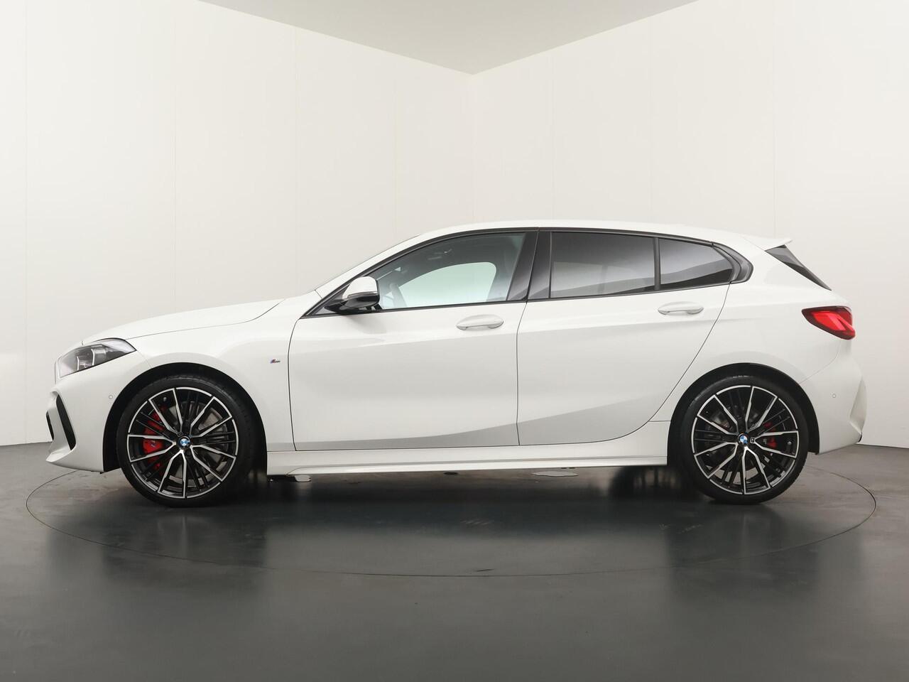 BMW 1-SERIE 118i | M Sport Pro | 19inch | Panoramadak |