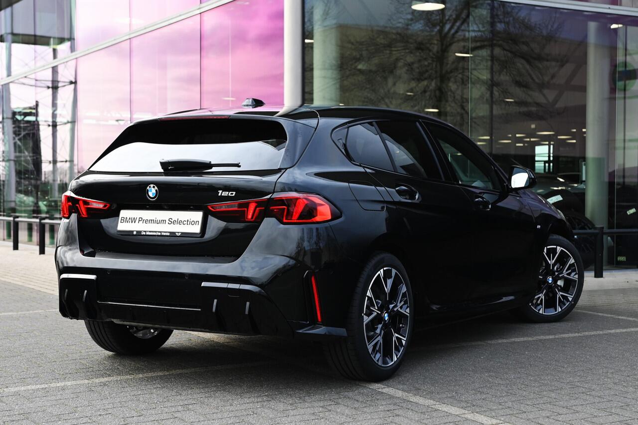 BMW 1-SERIE 120 M Sport Automaat / Sportstoelen / M Adaptief onderstel / Parking Assistant / Harman-Kardon / Stuurverwarming