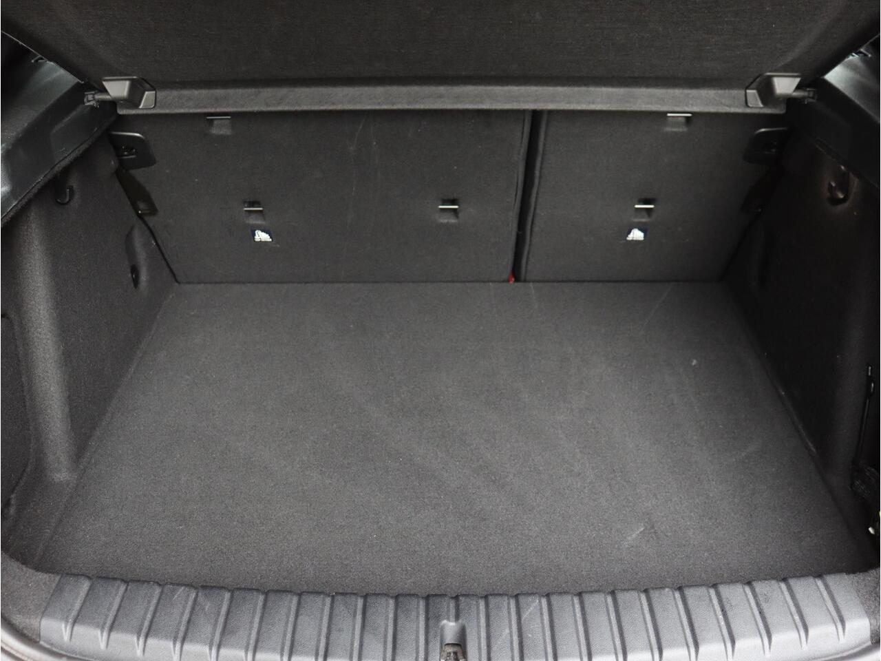 BMW 1-SERIE 5-deurs 118i | Executive | M Sportpakket | Climate Control | Apple Carplay | Parkeersensoren | Sportstoelen | Uitgebreide Shadowline | 17'' LMV