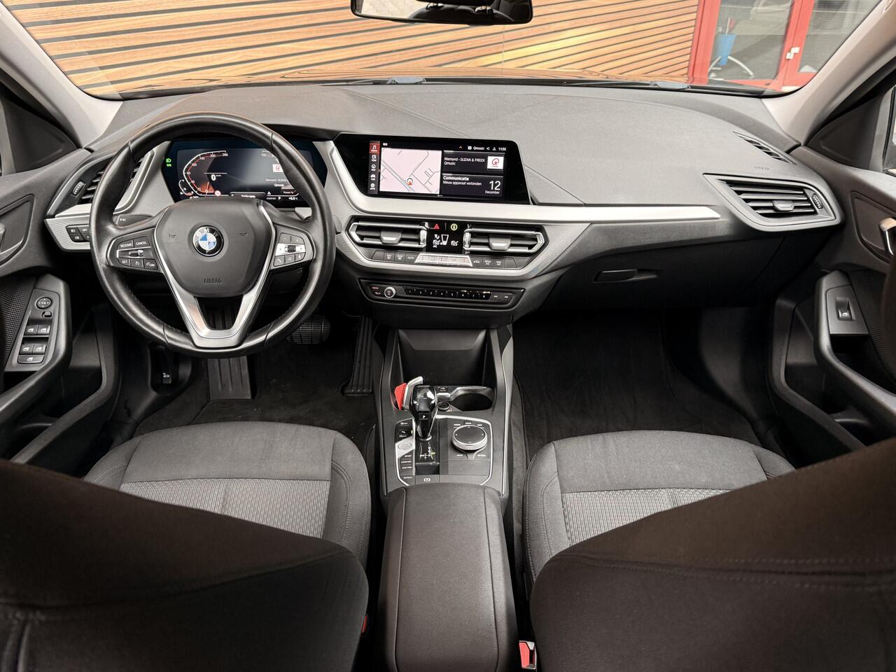 BMW 1-SERIE 118i Business Edition Navi / Caryplay / Clima / Lm Velgen