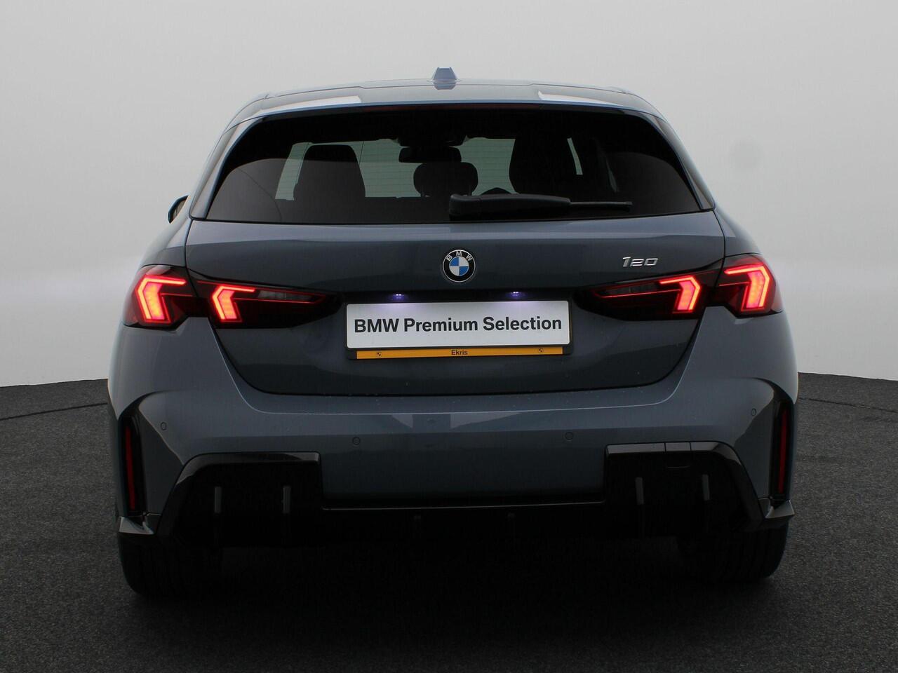 BMW 1-SERIE 120 M Sport Design Edition | M Sportpakket | Achteruitrijcamera | Glazen panoramadak | Parking Assistant | 18" | Ekris Selection