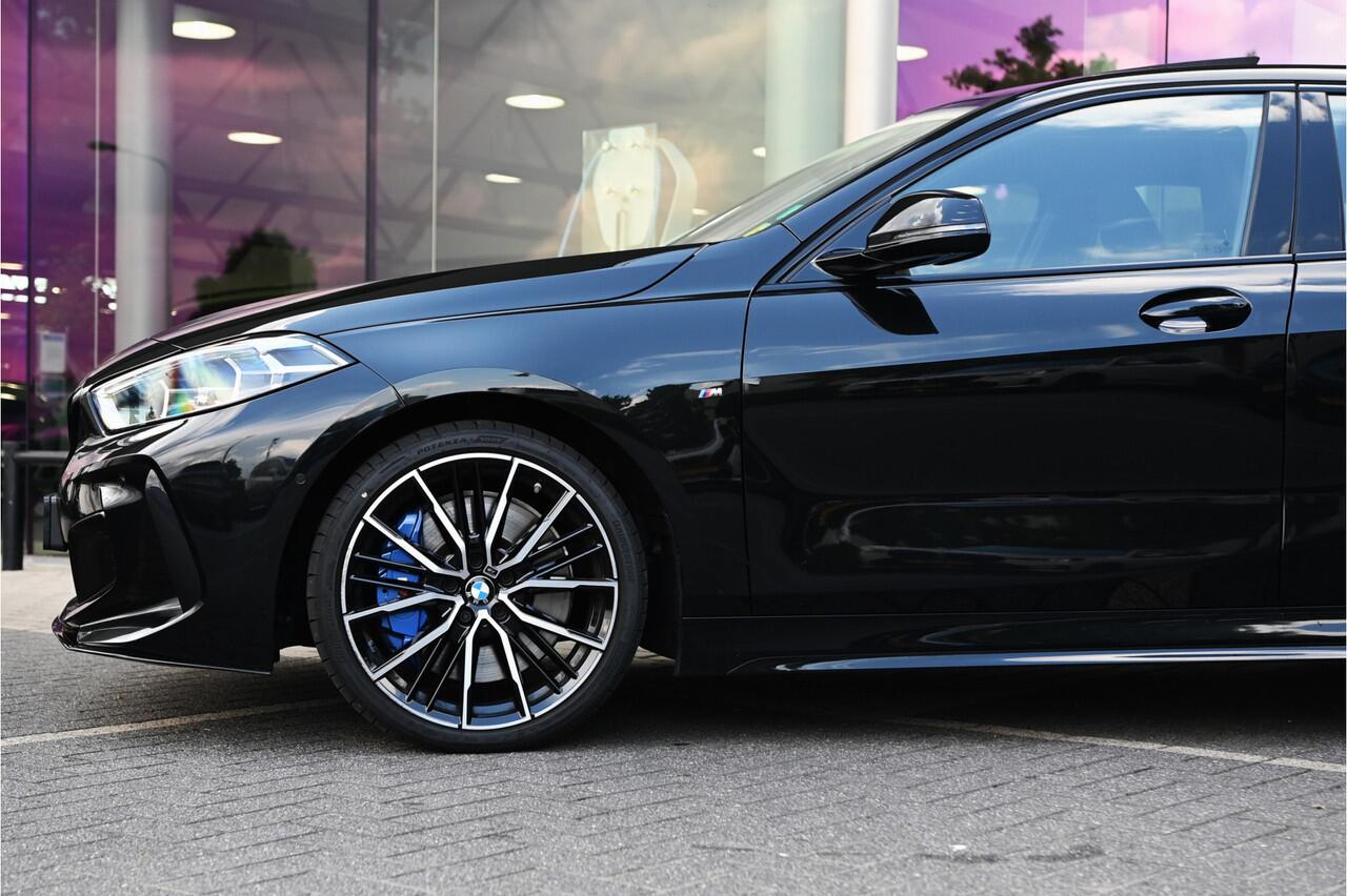 BMW 1-SERIE M135i xDrive High Executive Automaat / Panoramadak / Achteruitrijcamera / Comfort Access / M Sportonderstel / Live Cockpit Professional / Stoelverwarming