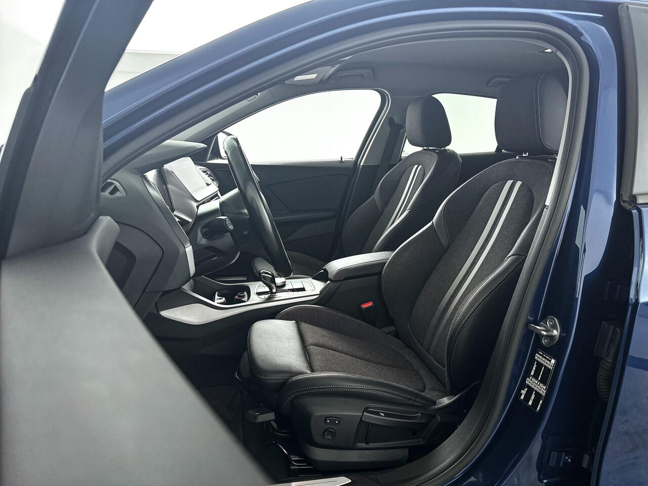 BMW 1-SERIE 120i Business Edition | Parkeercamera | Stoelverwarming