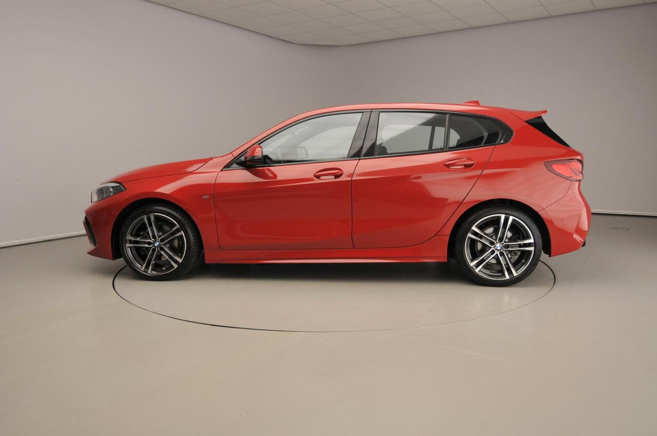 BMW 1-SERIE 5-deurs 118i | M-Sportpakket | LED | Leder | Navigatie | Stoelverwarming | Sportstoelen | Clima | DAB | Alu 18 inch