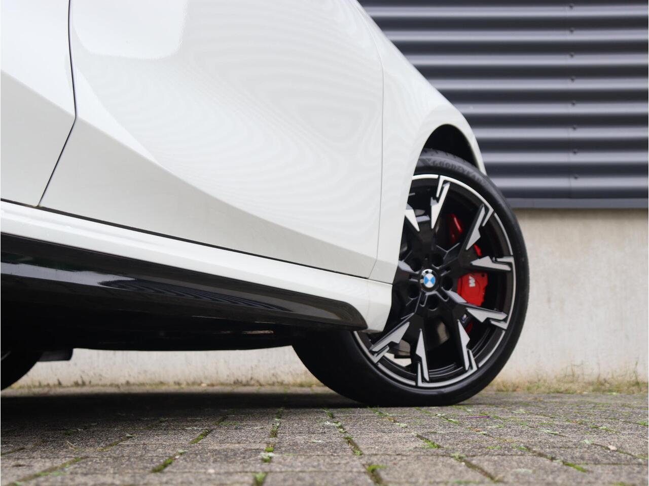 BMW 1-SERIE 5-deurs 120 | M Sportpakket Pro | Panodak | Harman Kardon | Getint Glas | Comfort Access | Driving Assistant Plus | Elektr. Achterklep | 19'' LMV