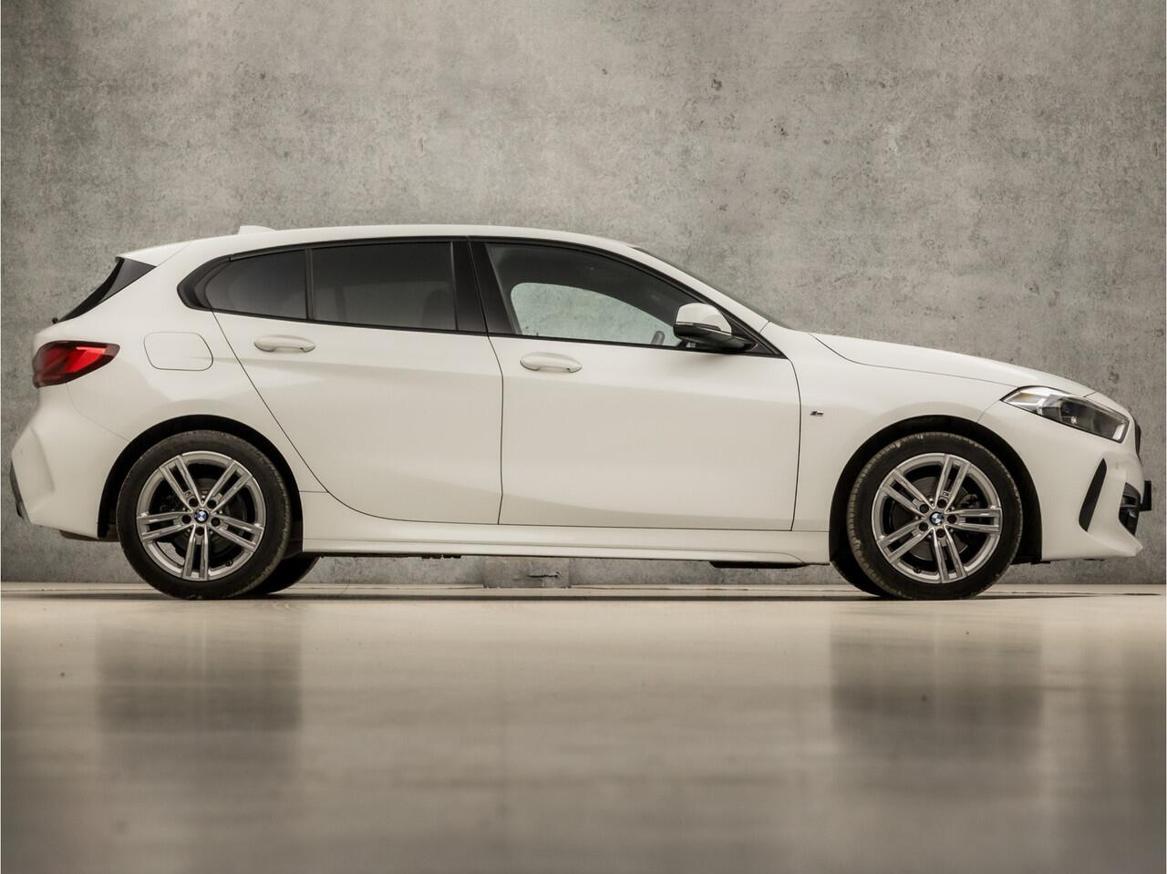 BMW 1-SERIE 118i M Sport High Executive Automaat (APPLE CARPLAY, M PAKKET, GROOT NAVI, LEDER, STOELVERWARMING, SPORTSTOELEN, LANE ASSIST, CRUISE, DAB+, NIEUWSTAAT)