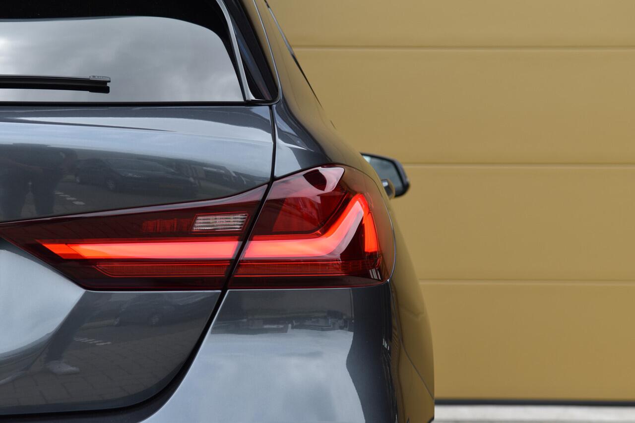 BMW 1-SERIE 118i Executive Edition * Sport line * Lichtpakket * Apple CarPlay * PDC *