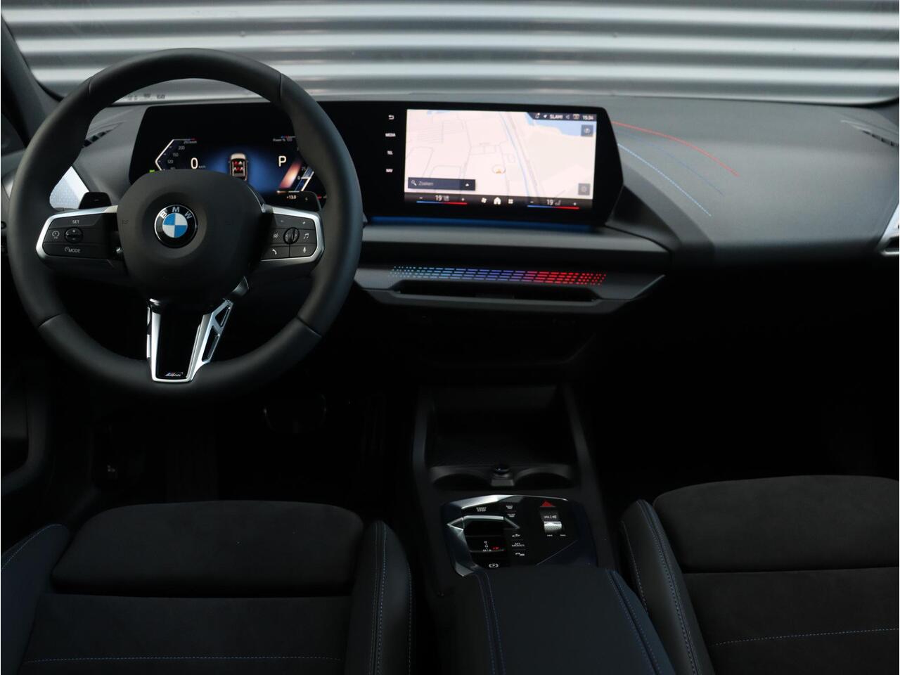 BMW 1-SERIE 5-deurs 120 | M Sportpakket Pro | Premium Pack | Panodak | Getint Glas | Comfort Access | Verwarmd Stuurwiel | Camera | 18'' LMV