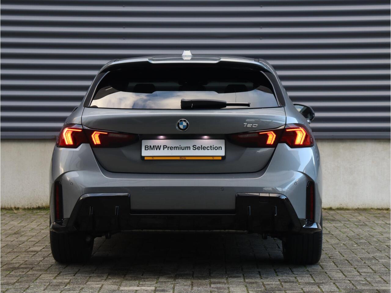 BMW 1-SERIE 5-deurs 120 | M Sportpakket Pro | Premium Pack | Panodak | Getint Glas | Comfort Access | Verwarmd Stuurwiel | Camera | 18'' LMV