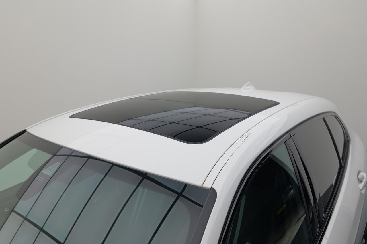 BMW 1-SERIE 118i Executive Edition | Pano | Stoelverwarming | Half leer