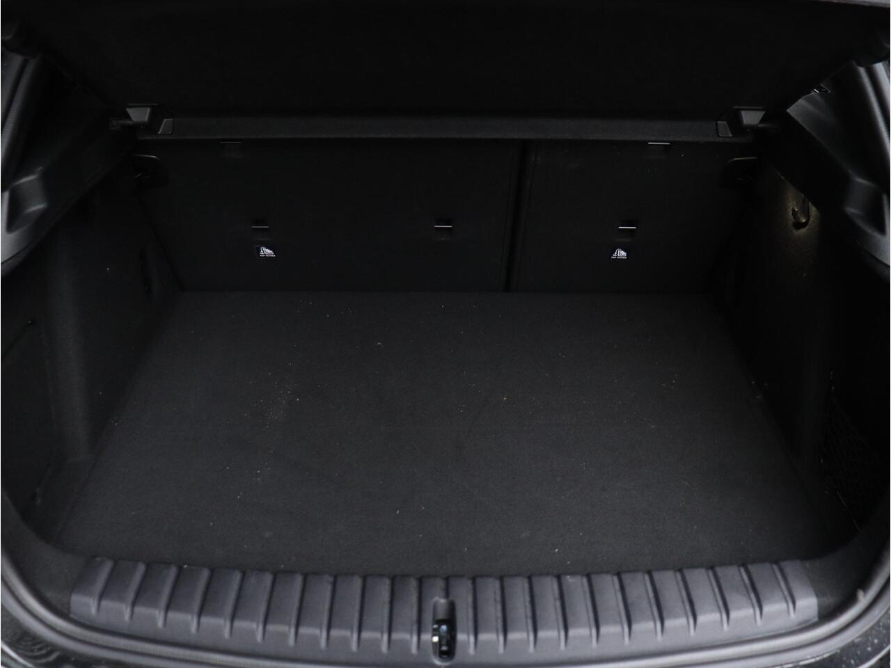 BMW 1-SERIE 120 | M Sportpakket Pro | Panodak | Trekhaak | Comfort Access | Stoelverwarming | Achteruitrijcamera | Driving Assistant | 18'' LMV