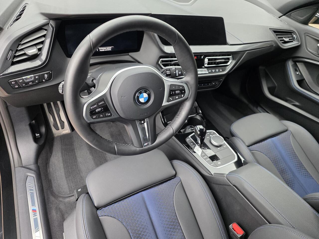 BMW 1-SERIE 120i M Sport /Apple Carplay/Stuur-Stoelverw./Camera/Parkeersens. Rondom/Elektr. Klep/DAB+/Grootlichtass./(MET GARANTIE*)