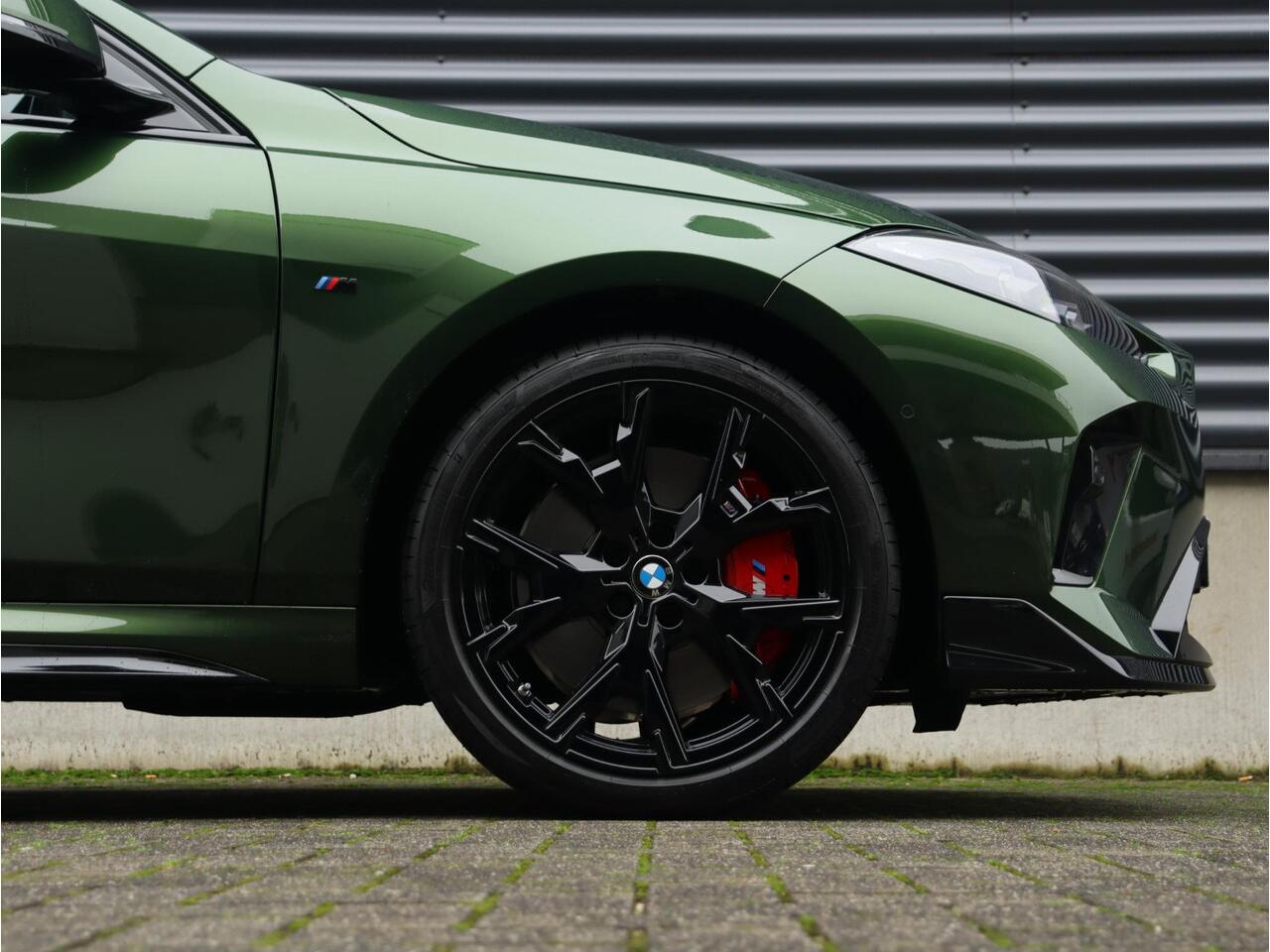 BMW 1-SERIE 120 | M Sportpakket Pro | Panodak | Harman Kardon | Comfort Access | Elektr. Achterklep | M Performance | Individual | 19'' LMV