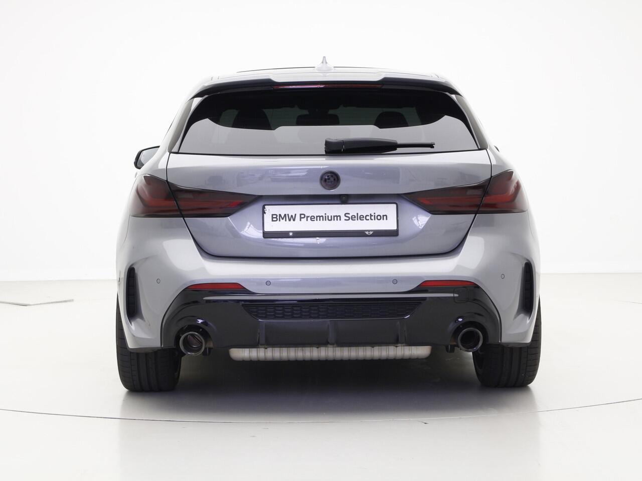 BMW 1-SERIE M135i xDrive | 19" | Panorama | Harman Kardon | Camera | Leder | Head-Up | El. Stoelen met Memory | PPF