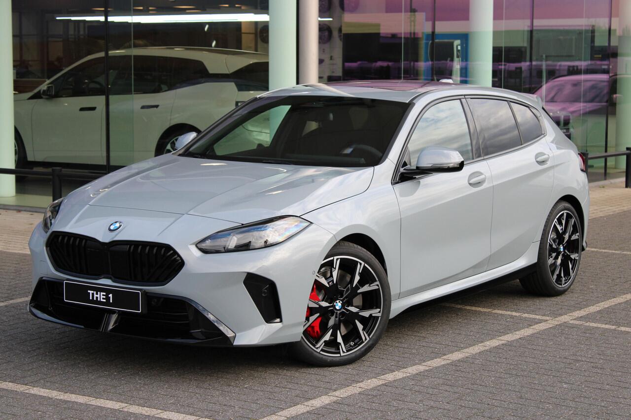 BMW 1-SERIE 120 M Sport Automaat / Panoramadak / Sportstoelen / Achteruitrijcamera / M Adaptief onderstel / Comfort Access / Adaptieve LED / Harman-Kardon / Stoelverwarming