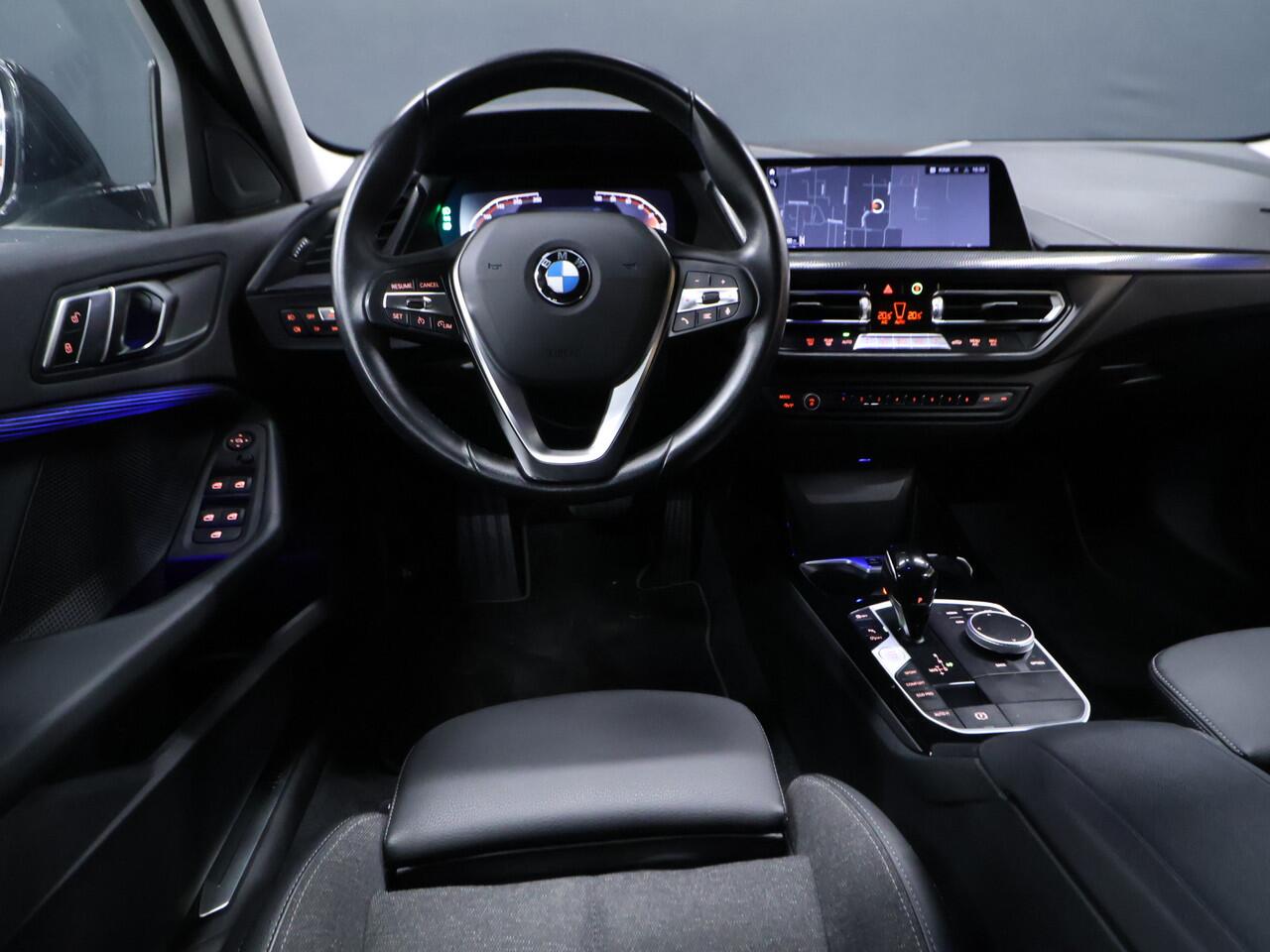 BMW 1-SERIE 118i Sport Line [APPLE CARPLAY, ANDROID AUTO, CRUISE CONTROL, PDC V+A , AUTOMATISCHE AIRCO, LANE ASSIST, BMW LED, NIEUWSTAAT]