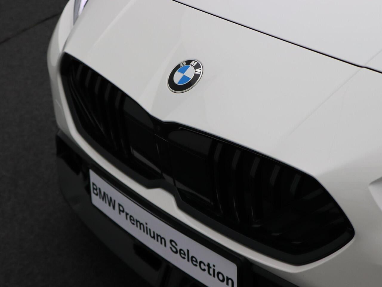 BMW 1-SERIE 120 M Sportpakket | Panoramadak | Head-Up Display | Elek. Stoelen met Memory | 18"