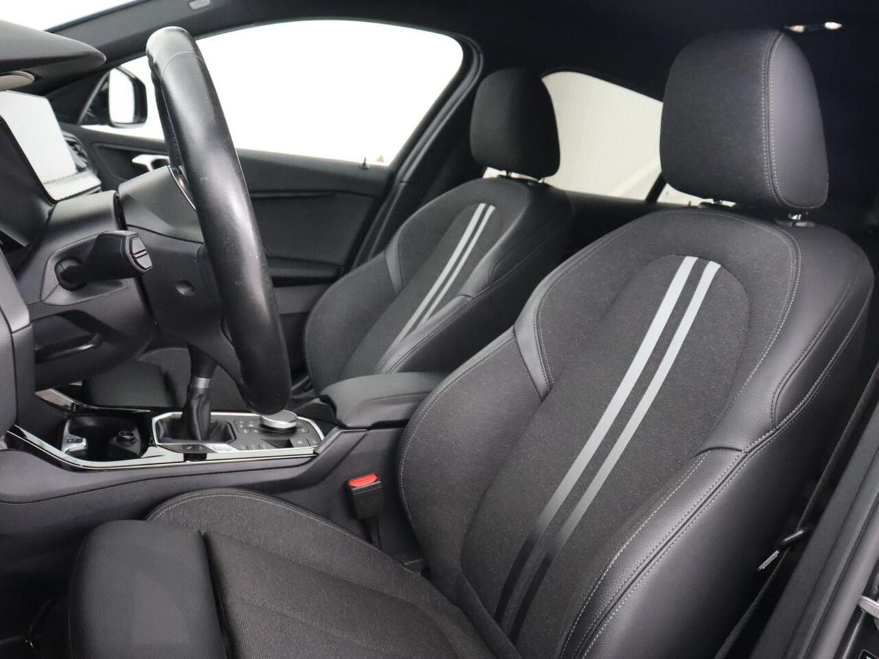 BMW 1-SERIE 118i Executive | Sport Line | Camera | Carplay | Sportstoelen | Live Cockpit | Navigatie | Full LED | Climate control | Sfeerverlichting | Cruise control | Park Assist | Bluetooth | Getint glas