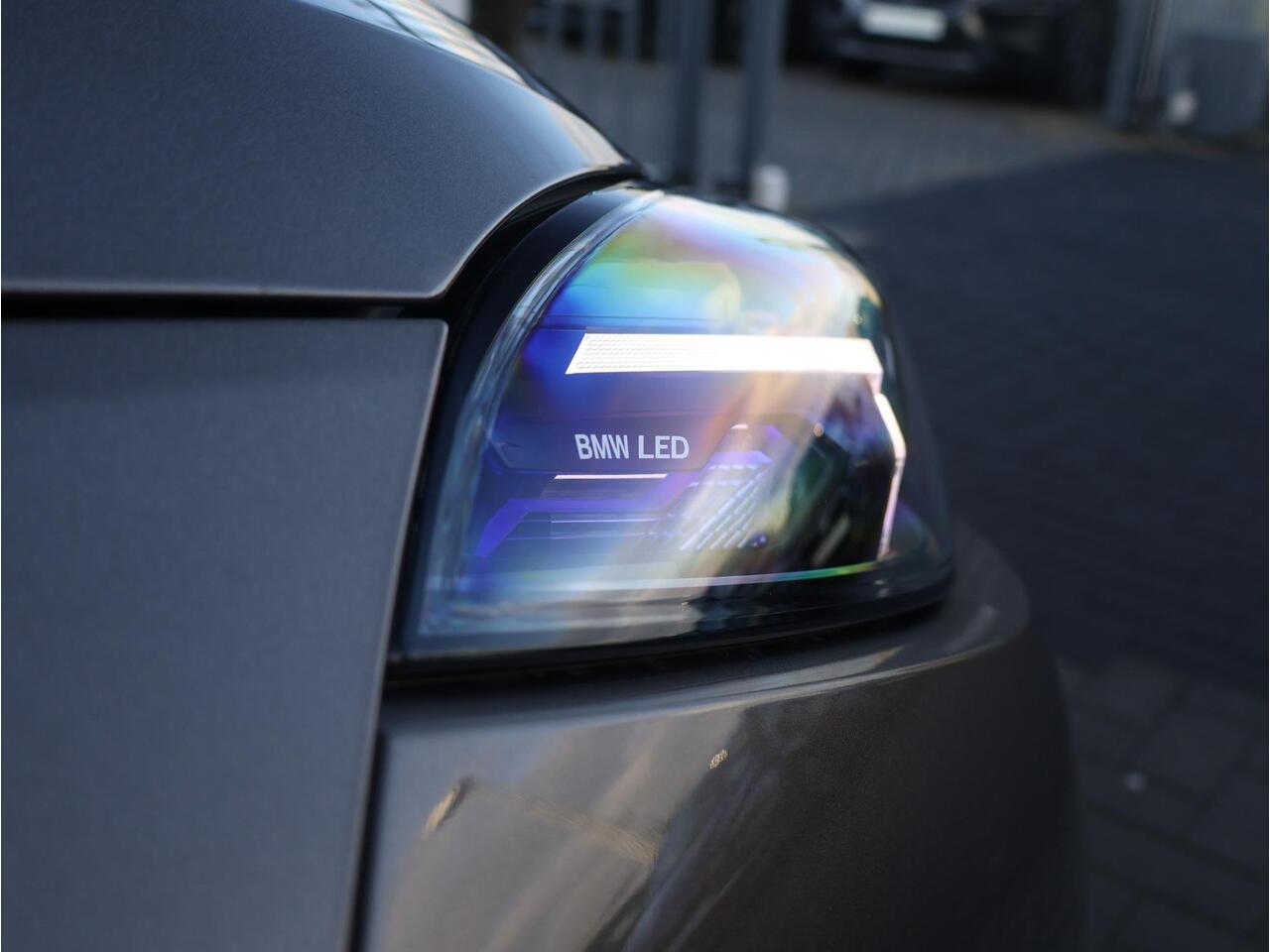 BMW 1-SERIE 120 M Sport Design Edition BMW Individual Lakkleur/ M Sportpakket Pro/ Harman-Kardon/ Head-Up/M Sportstoelen/ Panoramadak/ Stuurwiel verwarming