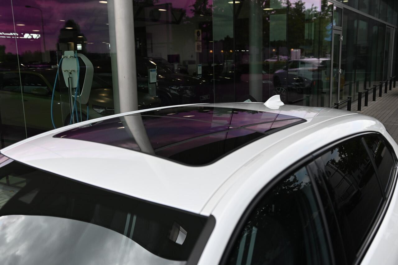 BMW 1-SERIE 118i Executive Sport Line / Panoramadak / Sportstoelen / LED / Hifi / Parking Assistant / Live Cockpit Professional