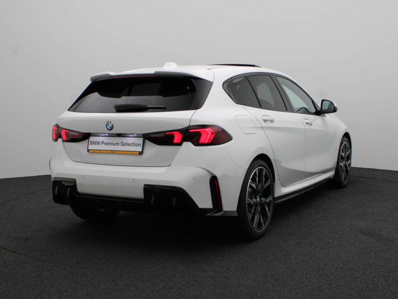 BMW 1-SERIE 120 M Sportpakket Pro | Premium Pack | Stuurwielrand Verwarmd | Panoramadak | Driving Assistant | Parking Assistant | 19''