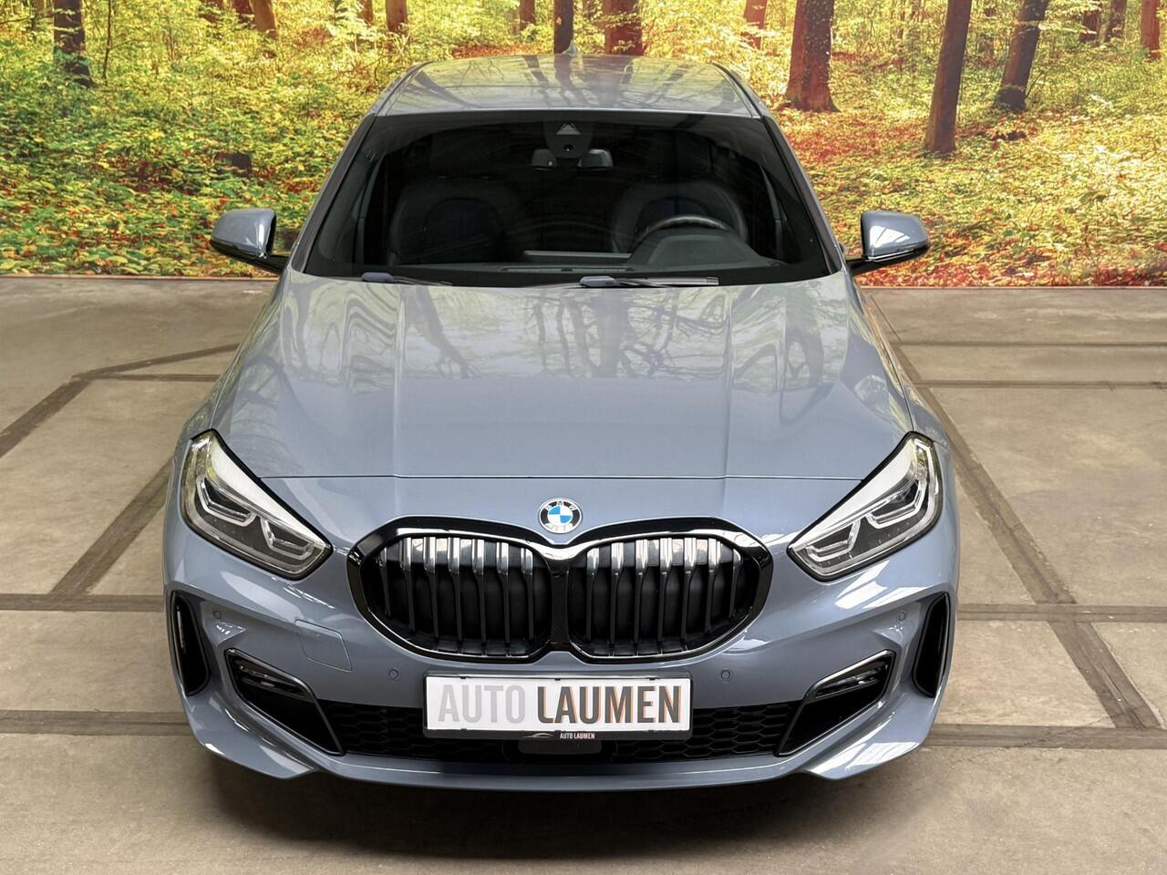 BMW 1-SERIE 116i High Executive M-Sport 5-Deurs Stormbay Met. Shadowline Navi DAB LED PDC V+A Virtual Stoelverw.