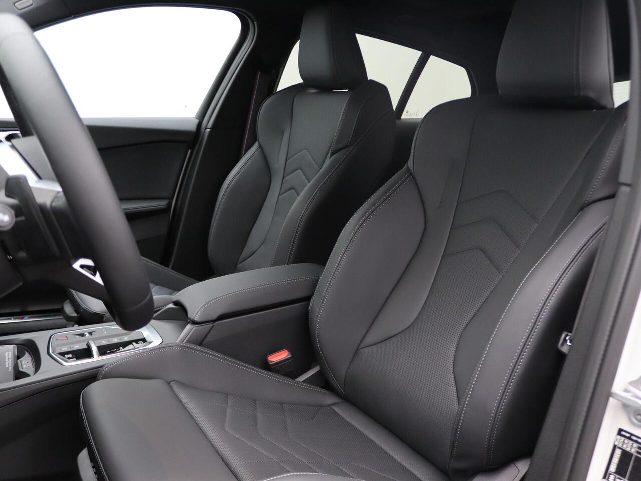 BMW 1-SERIE 120 M Sportpakket Pro | Premium Pack | Stuurwielrand Verwarmd | Panoramadak | Driving Assistant | Parking Assistant | 19''