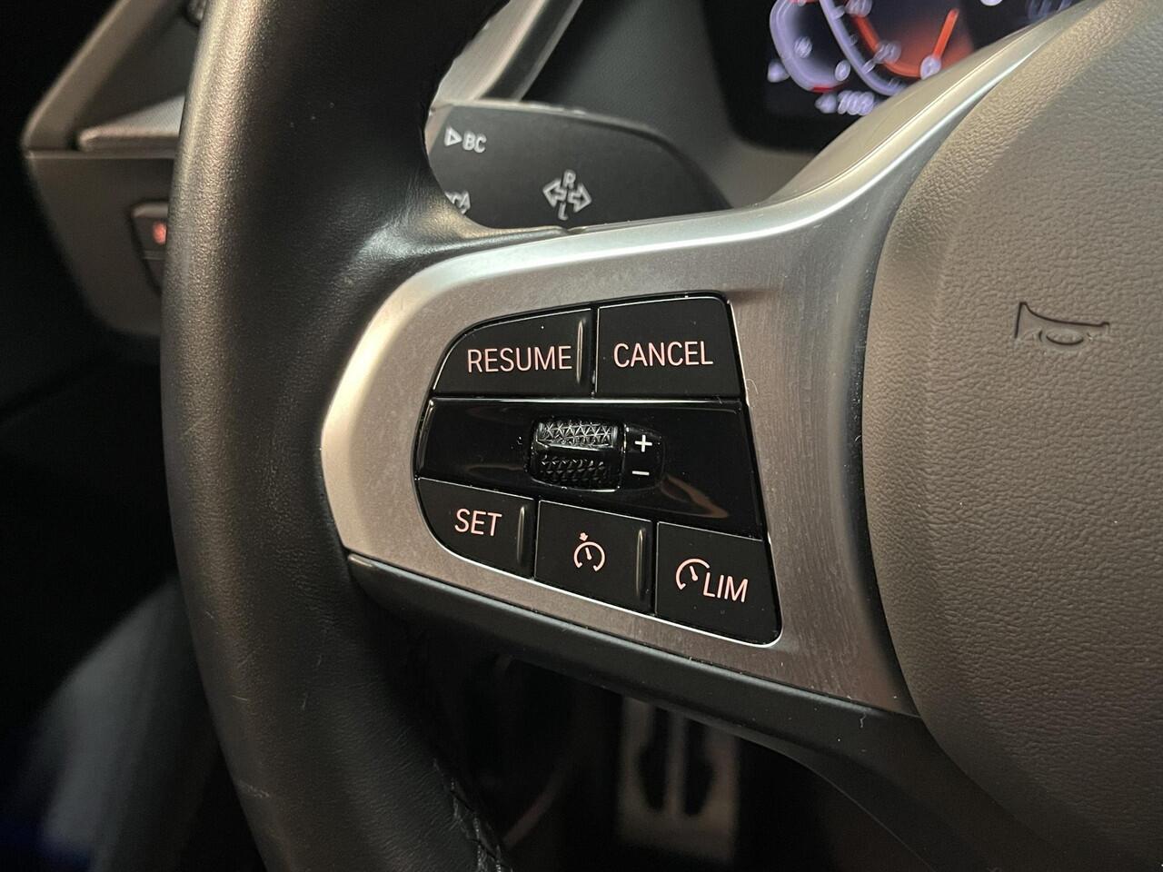 BMW 1-SERIE 118i M Sport 17"/Sportstoelen/Sfeerverlichting/LED/Stoelverwarming/PDC v+a/Apple Carplay & Android Auto