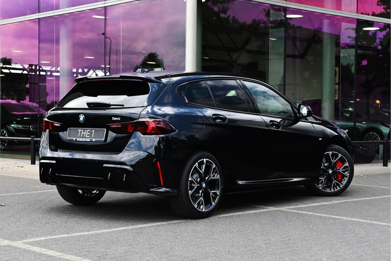 BMW 1-SERIE 120 M Sport Automaat / Sportstoelen / Adaptieve LED / M Adaptief onderstel / Comfort Access / Parking Assistant