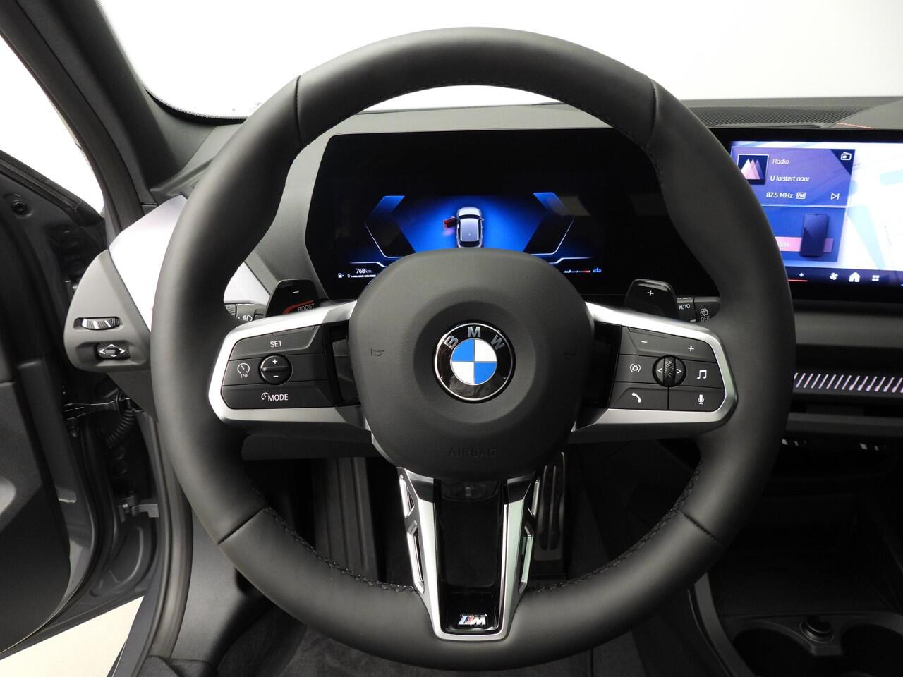 BMW 1-SERIE 120 | M-Sportpakket | LED | Navigatie | Schuifdak | Keyles go | Active cruise | DAB | Harman-kardon sound | Alu 18 inch