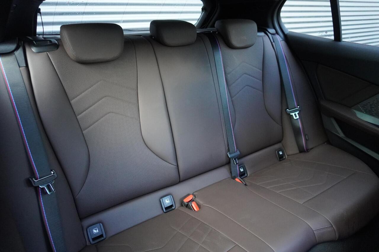 BMW 1-SERIE 120 M Sportpakket Pro | Innovation Pack | 18 inch LM M Y-spaak | Glazen panoramadak | BMW Head-Up Display | Parking Assistant Plus