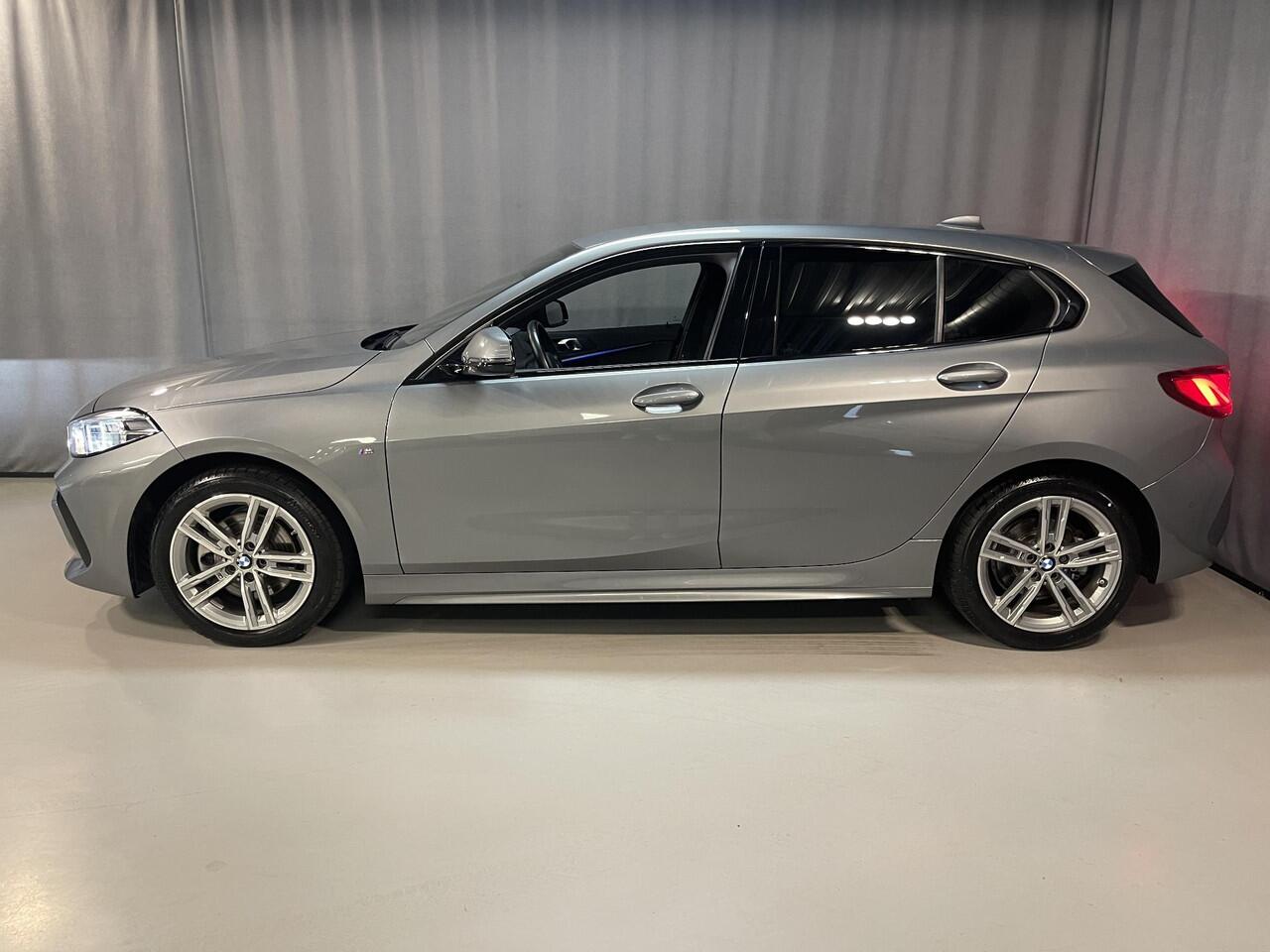 BMW 1-SERIE 118i M Sport 17"/Sportstoelen/Sfeerverlichting/LED/Stoelverwarming/PDC v+a/Apple Carplay & Android Auto