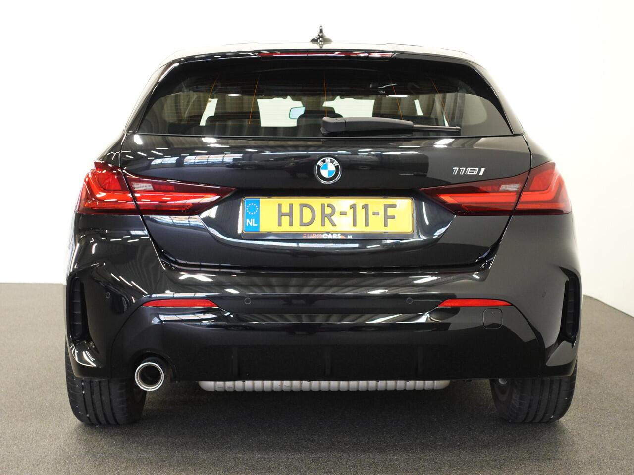 BMW 1-SERIE 118i M-Sport Automaat | DEMO ! | Digitale Cockpit | Climate control | Stoel verwarming | LED | Sfeer verlichting | Lichtmetalen velgen | Navigatie | Apple carplay/ Android auto | Parkeersensoren