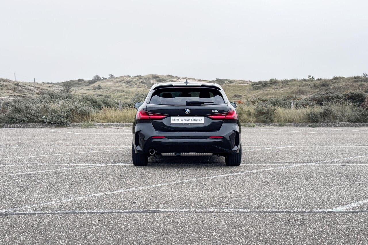 BMW 1-SERIE 118i | M Sport Pro | Stoelverwarming | Trekhaak |