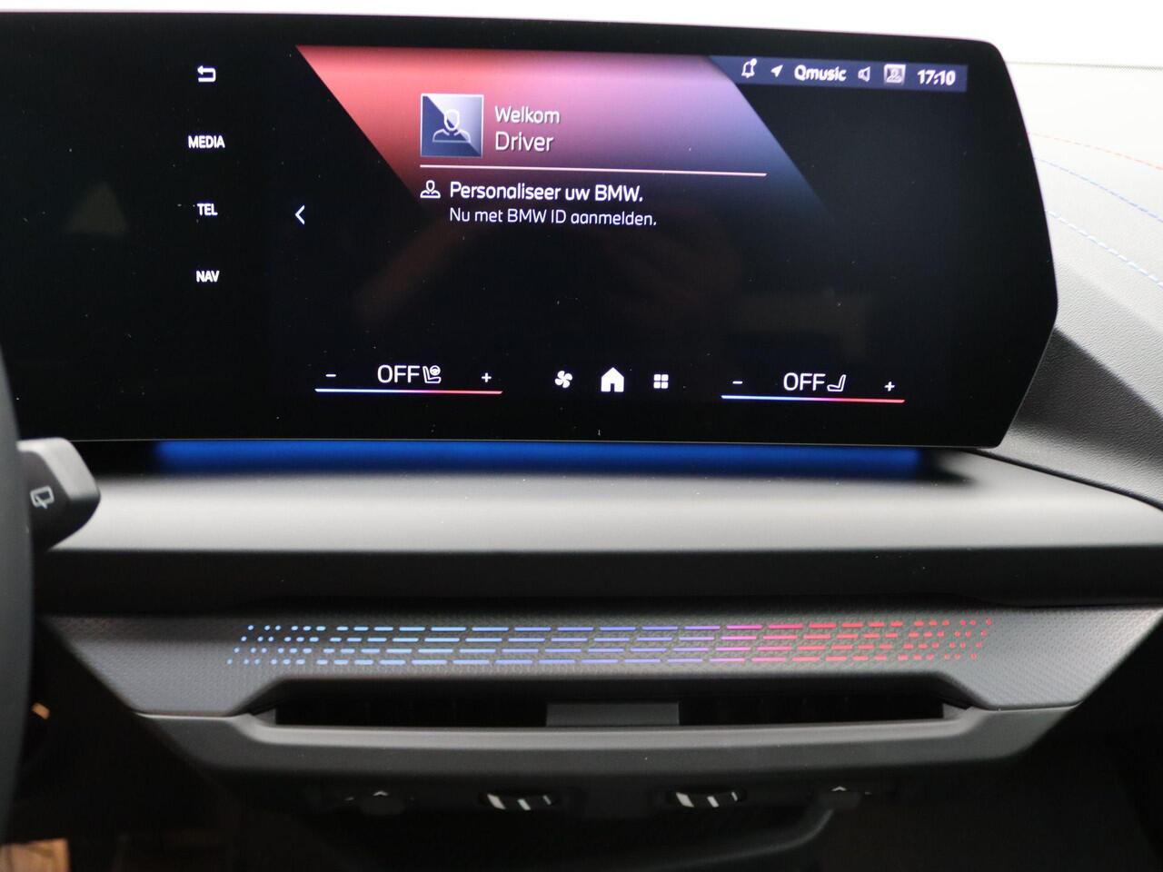 BMW 1-SERIE 120 M Sportpakket Pro | Premium Pack | Stuurwielrand Verwarmd | Panoramadak | Driving Assistant | Parking Assistant | 19''