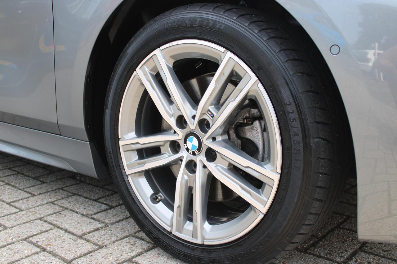 BMW 1-SERIE 118i 136PK M-SPORT EDITION | PANORAMISCH SCHUIF/KANTEL DAK | SFEER VERLICHTING | SHADOW LINE PAKKET | LEDEREN BEKLEDING "DAKOTA GEPERFOREERD" | VERWARMBARE VOORSTOELEN | LEDEREN M-SPORT STUUR | NAVIGATIE | ACHTERUITRIJCAMERA | PARKEERSENSOREN VOOR EN ACH