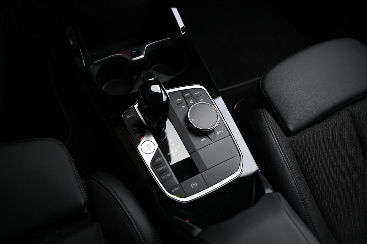 BMW 1-SERIE 118i Sport Line Automaat / Trekhaak / Sportstoelen / LED / Live Cockpit Professional / Cruise Control / PDC