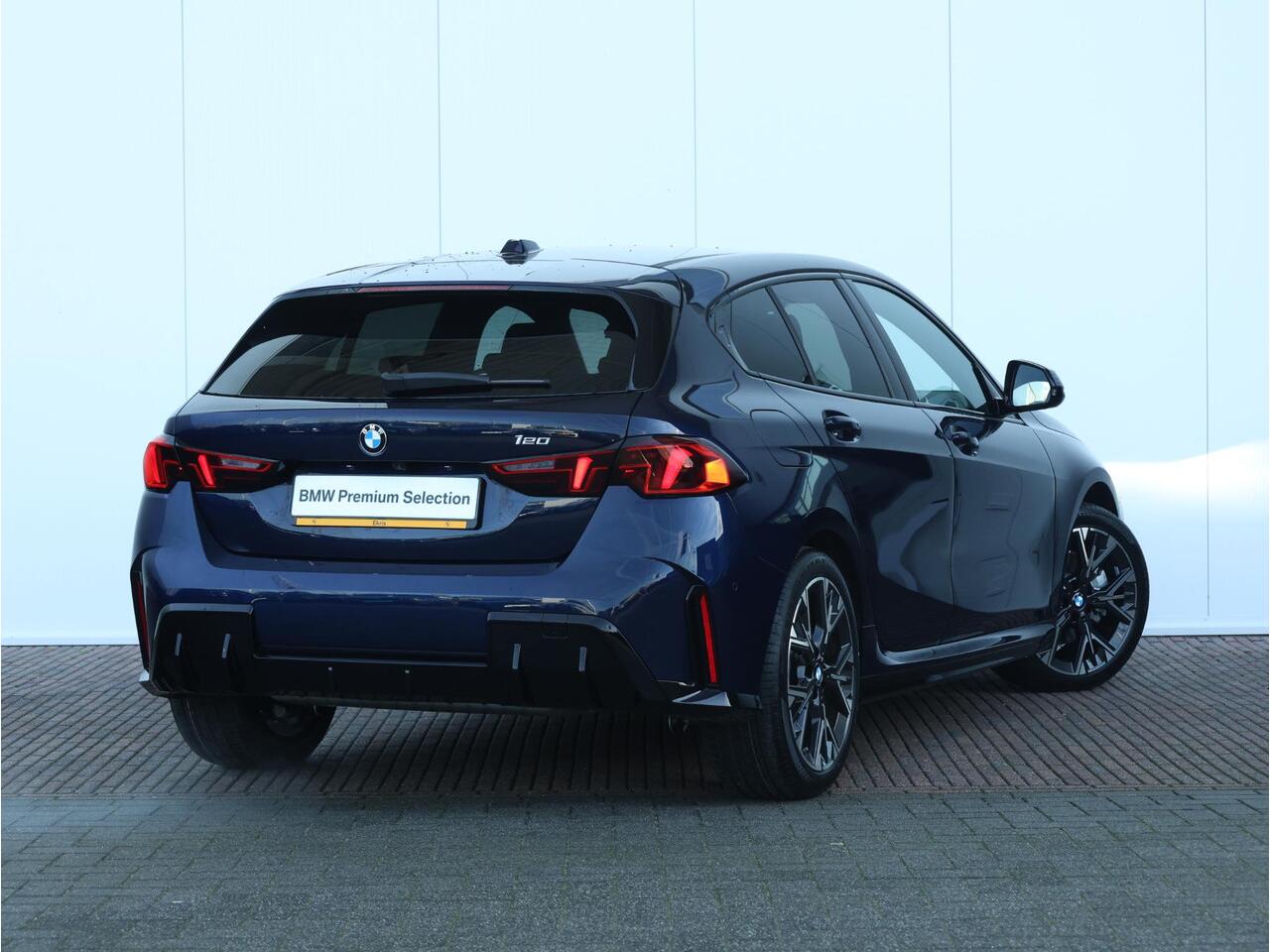 BMW 1-SERIE 120 M Sport Design Edition M Sportpakket/ Stuurwielrand verwarmd/ Achteruitrijcamera/ Getint Glas/ Sportstoelen/ Stoelverwarming/ Driving Assistant