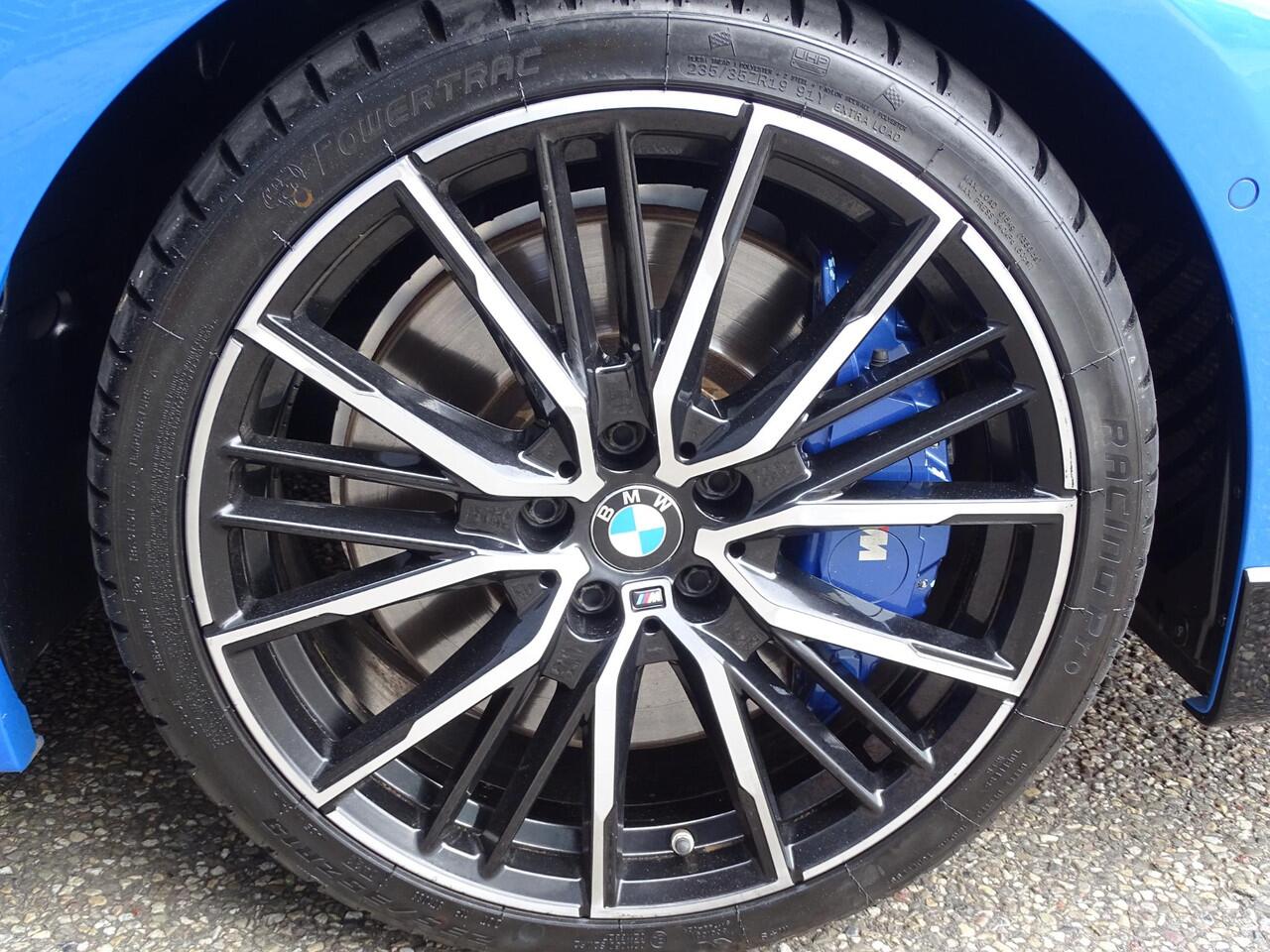 BMW 1-SERIE M135i xDrive High Executive PANORAMADAK|HARMAN/KARDON|DODEHOEK DETECTIE|ACHTERUIT RIJ CAMERA|SPORT STOELEN|KEYLESS ENTRY/GO|NAVIGATIE|LASER KOPLAMPEN | STOEL VERWARMING |