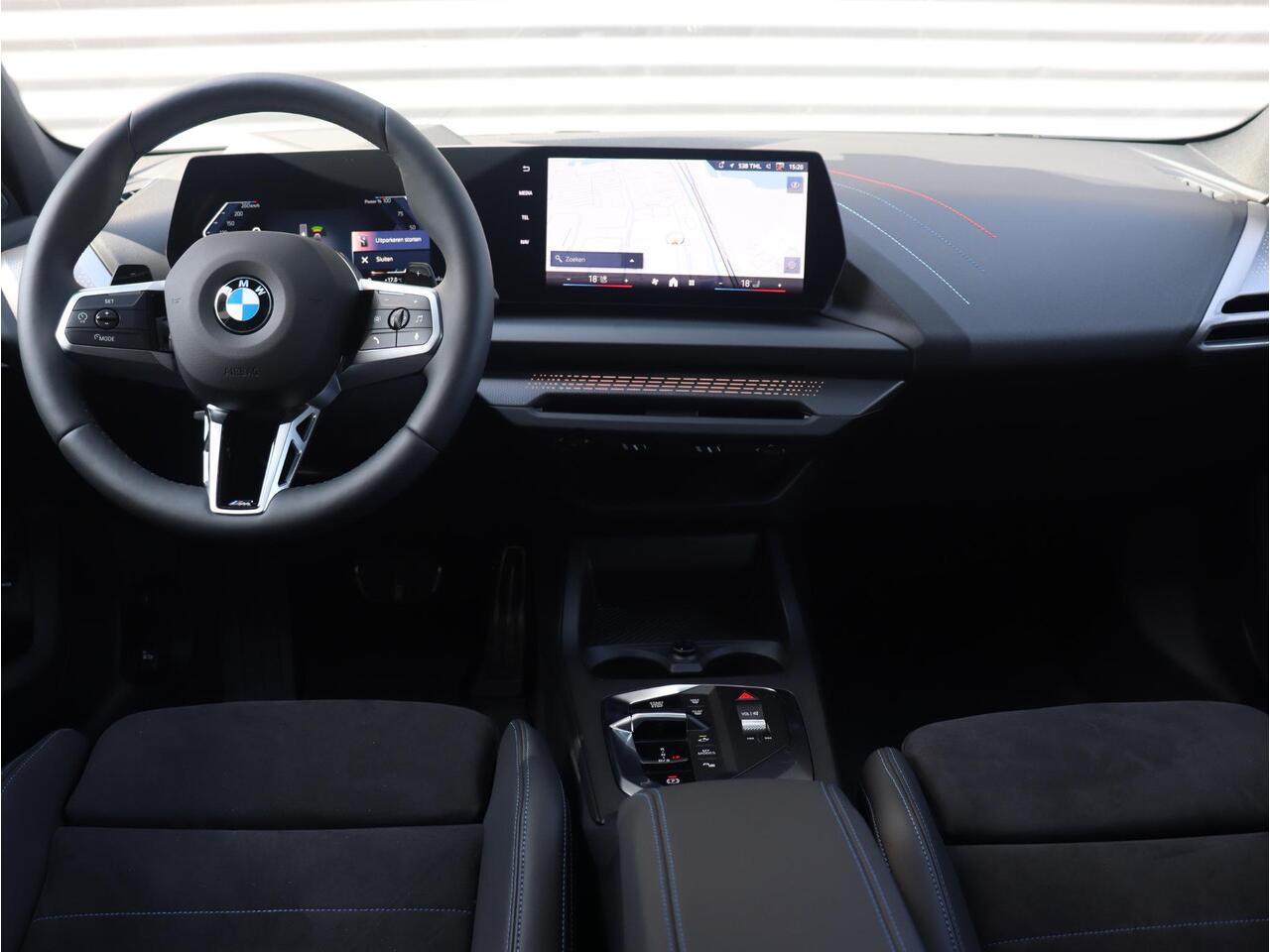 BMW 1-SERIE 5-deurs 120 | M Sportpakket Pro | Innovation Pack | Trekhaak | Panodak | Driving Assistant Plus | Elektr. Achterklep | Head-Up | Comfort Acces | 19'' LMV