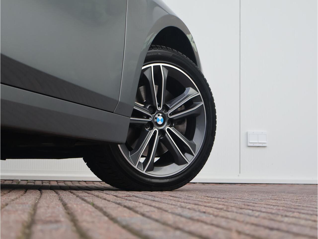 BMW 1-SERIE 118i Introduction Edition Sportline/ Cruise Control/ BMW Live Cockpit Professional/ Lichtpakket/ Sportstoelen/ Achteruitrijcamera